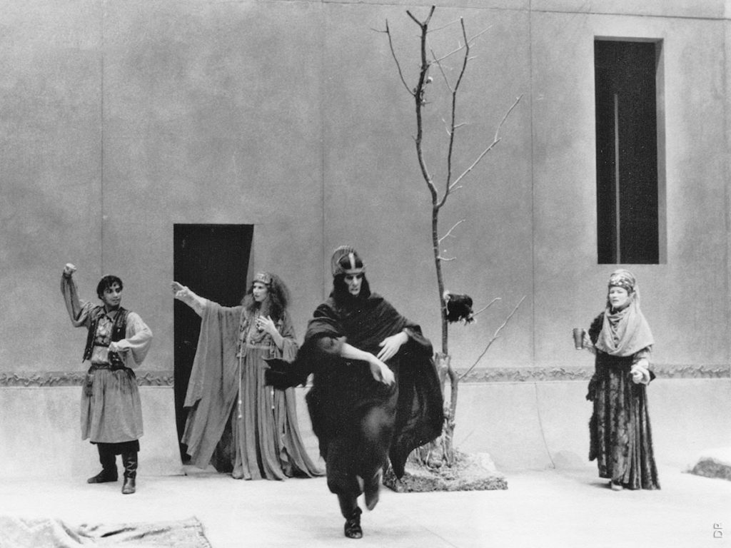 Aloual (Egisthe), Marie-Claire Davy (Clytemnestre), Jean-Yves Pénafiel (Oreste), Olga Jirouskova (La servante Antebeia)