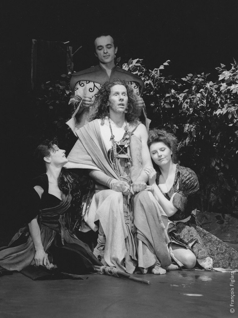 Antonia Bosco (Antigone), Jean-Louis Cassarino (Thésée, debout), Jean-Yves Pénafiel (Œdipe, assis), Valérie Coué-Sibiril (Ismène)