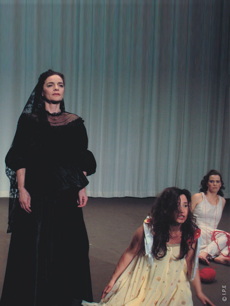 Antonia Bosco (La mère), Marion Denys (La fiancée), Sonia Erhard (Une jeune fille)