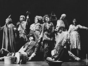 Debout: Roxane Lebrun (Saphora), Pascal Arbeille (Évon), Flora, Valérie Coué-Sibiril (Biess), Stelio, Antonia Bosco (Mélissa). Au sol: Magnus, Christine Kotschi (Léna).